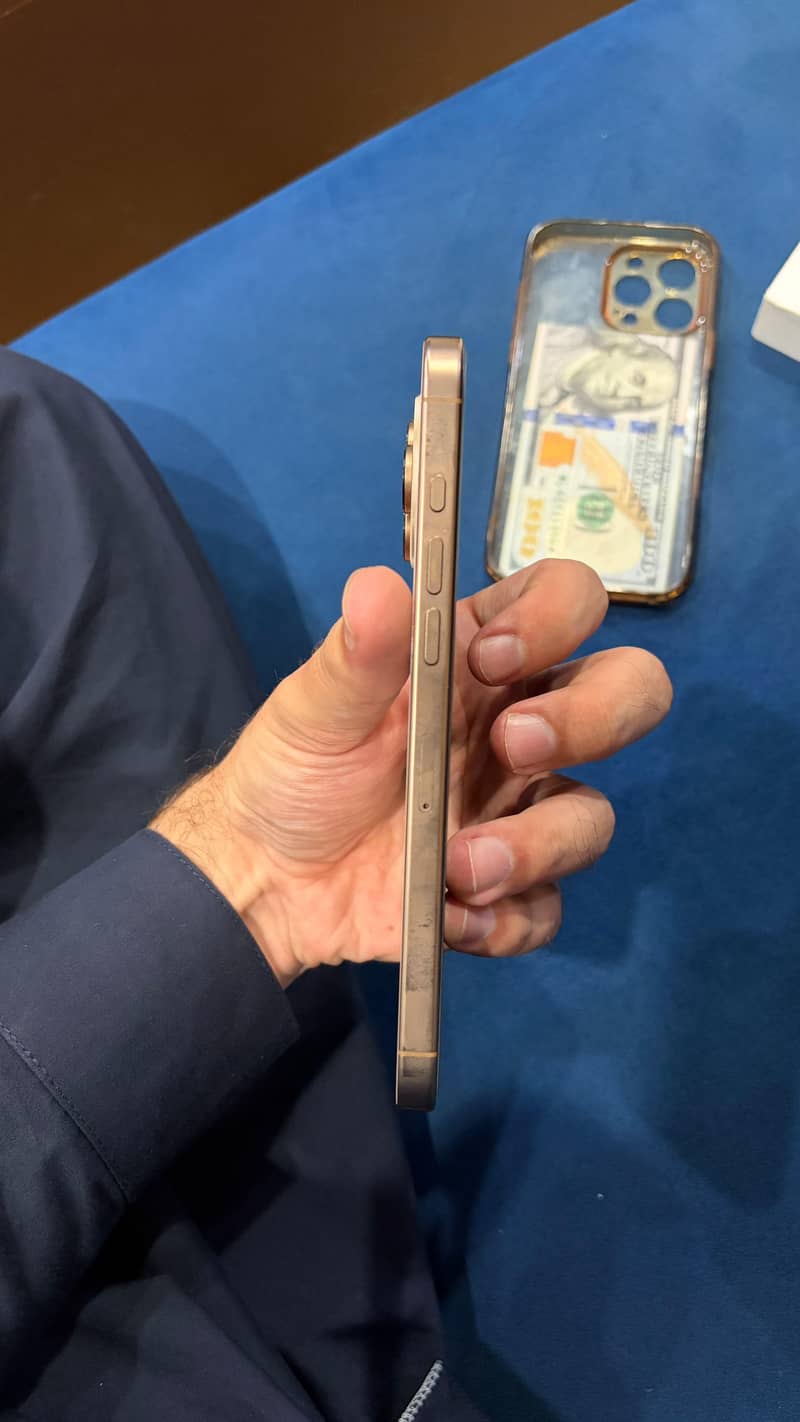 Apple iPhone 16 Pro Max 4