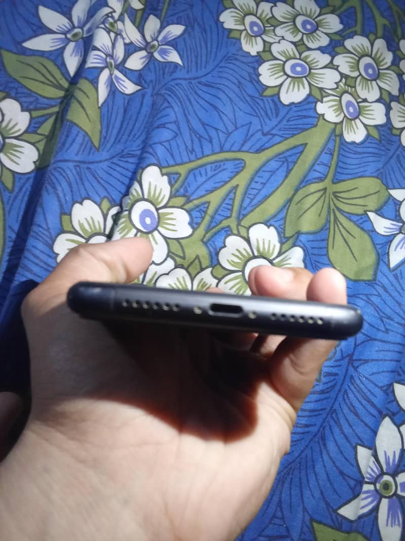 Apple iPhone 11 4