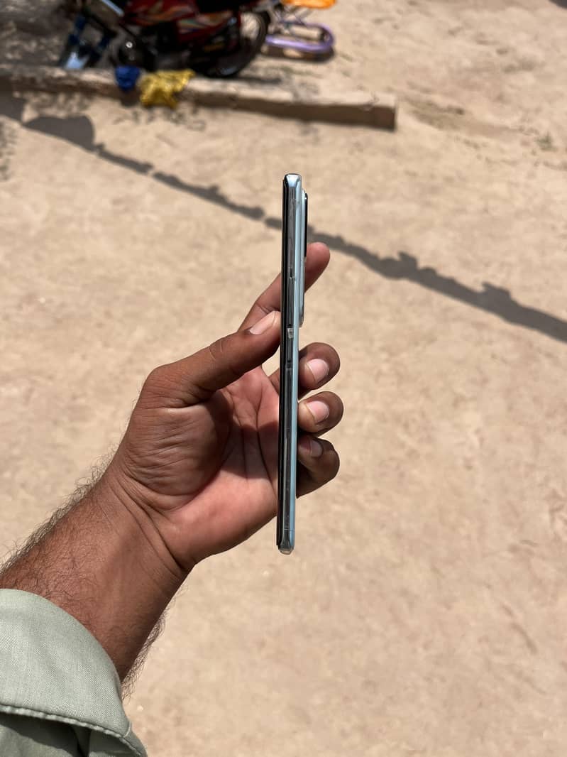 Vivo V30 1