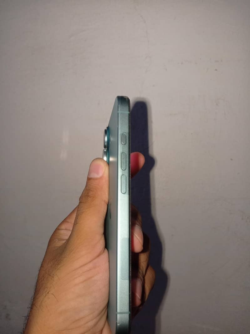 Apple iPhone 16 2
