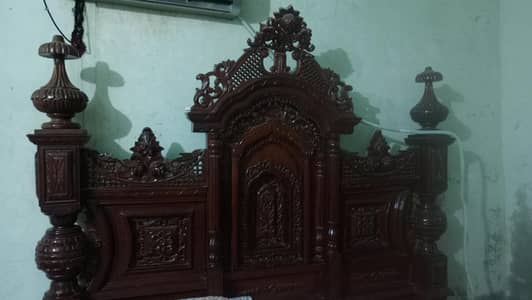 Ek double bed, ek showcase aur do side tables for sale.
