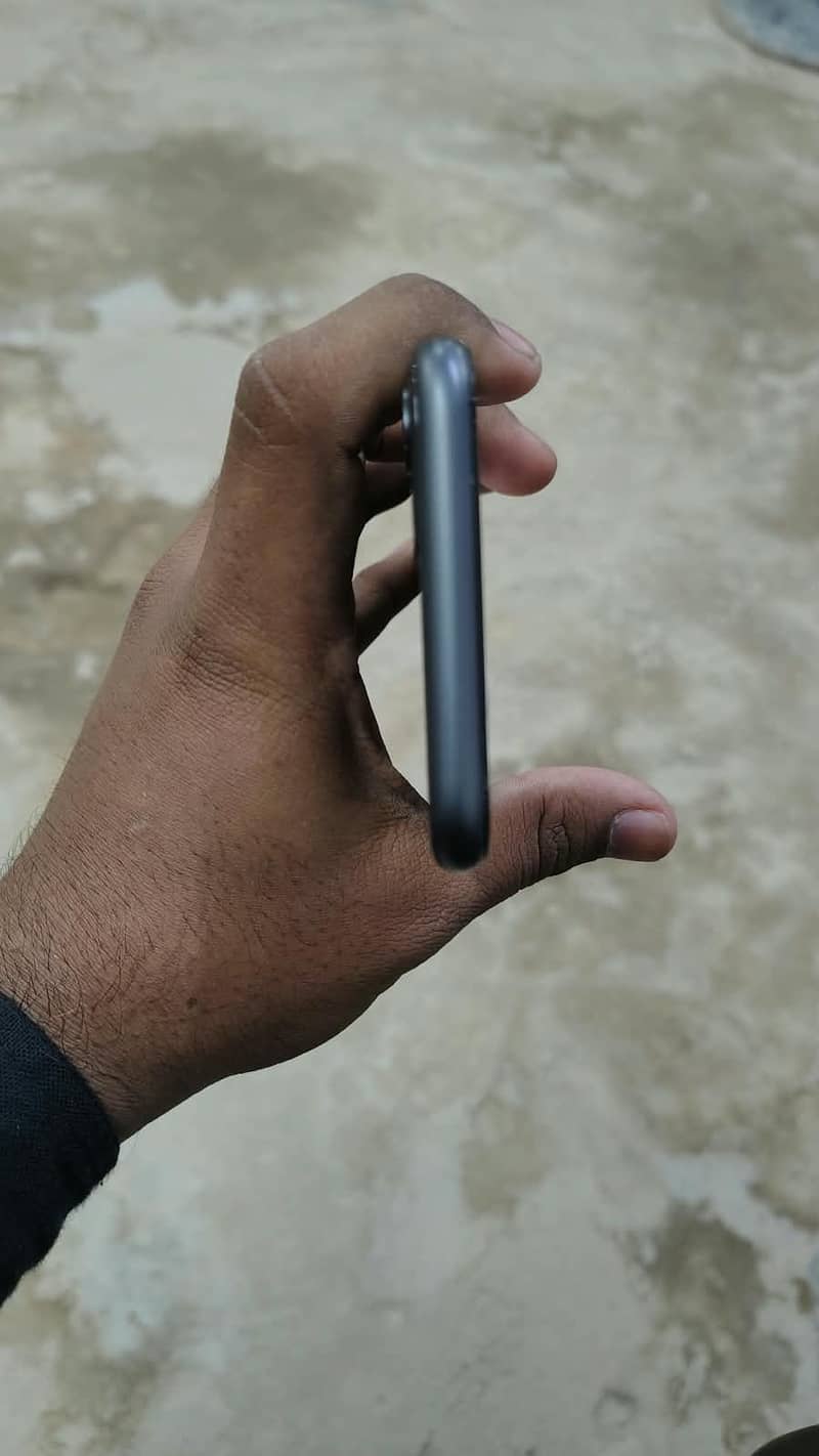 Apple iPhone 11 4