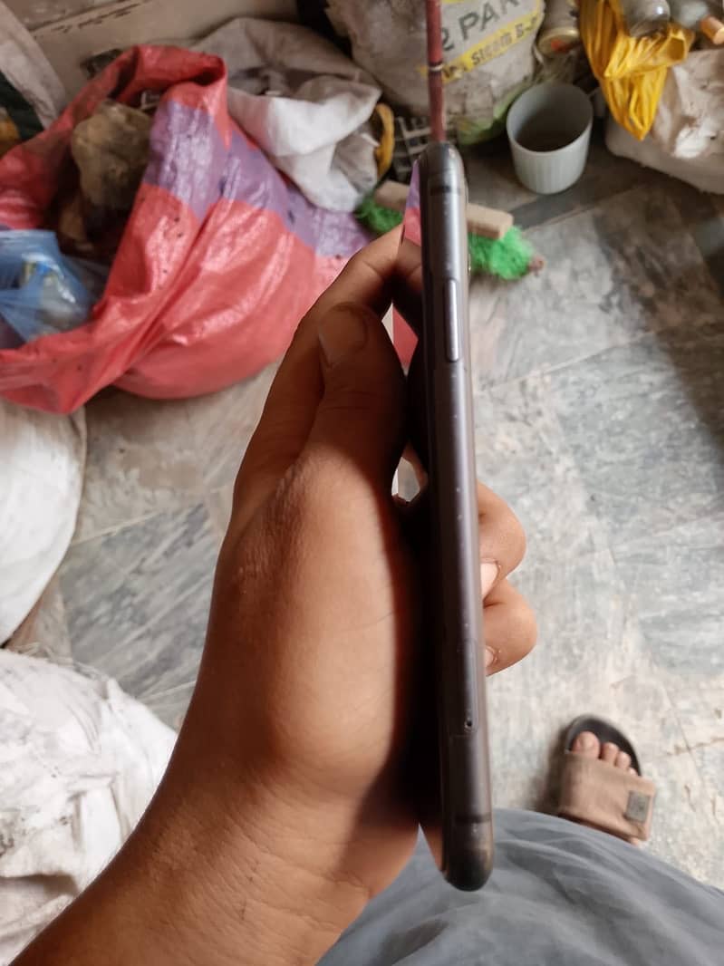 Apple iPhone 11 4
