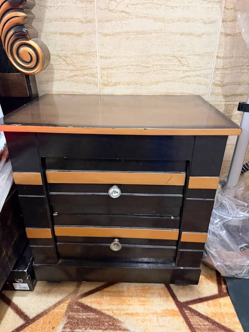 BED SET 2 SIDE TABLE 1 DRESSING TABLE 0