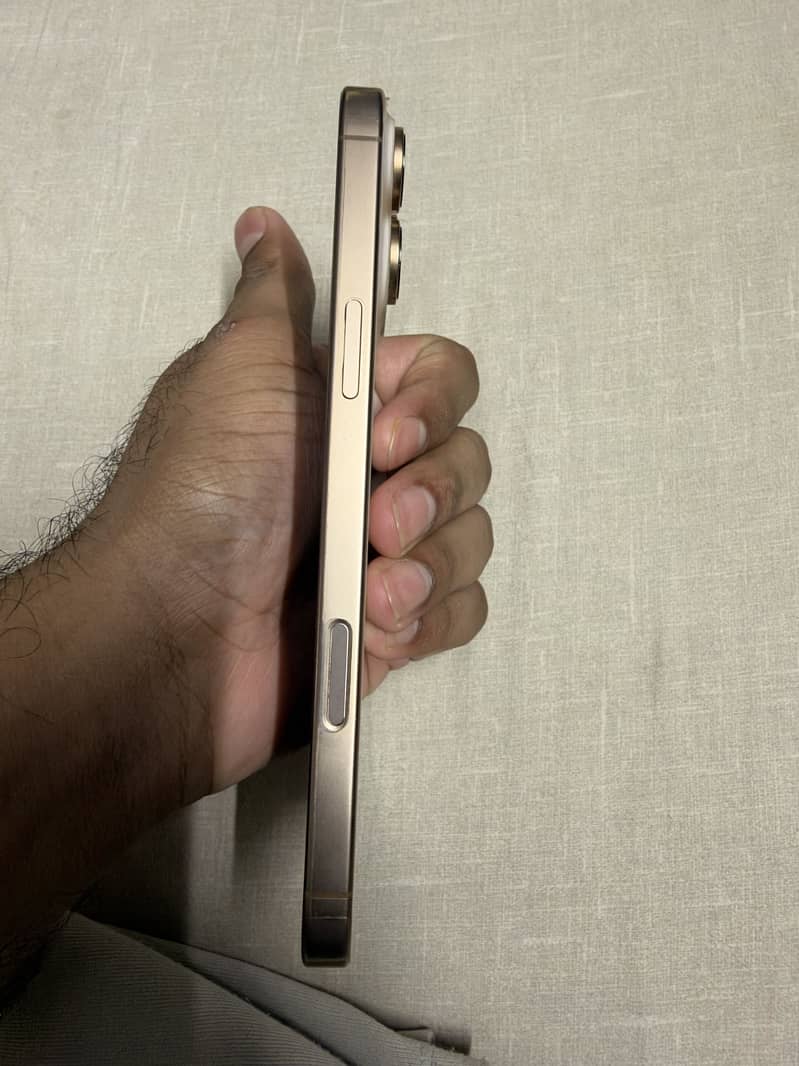 Apple iPhone 16 Pro Max 4