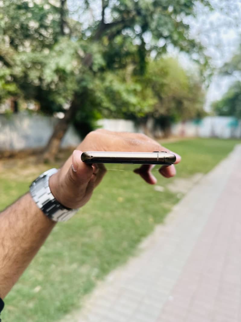 Apple iPhone XS 3