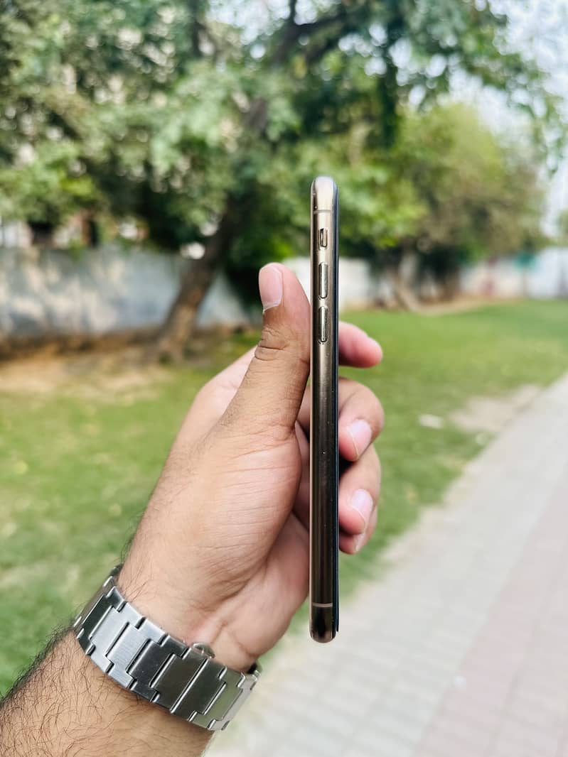 Apple iPhone XS 5