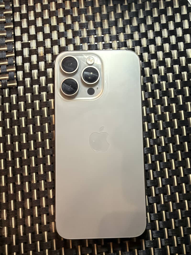 Apple iPhone 15 Pro Max 4