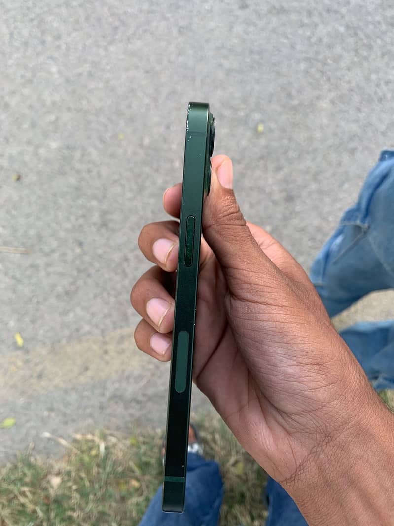 Apple iPhone 13 2