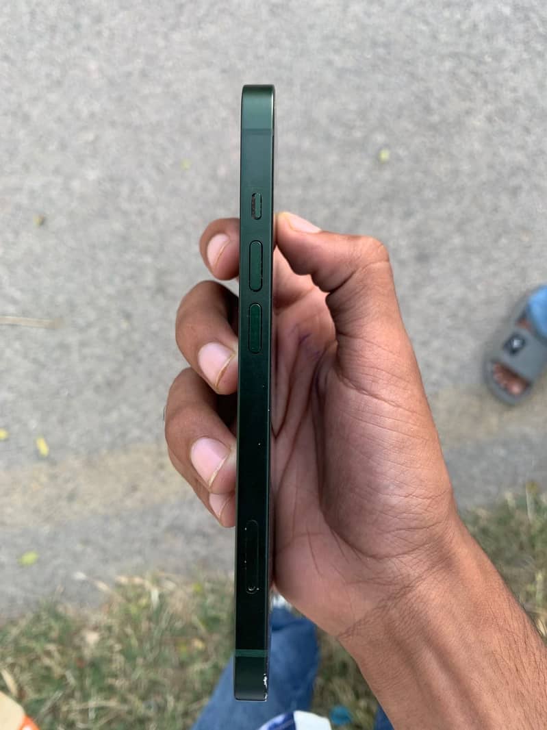 Apple iPhone 13 4