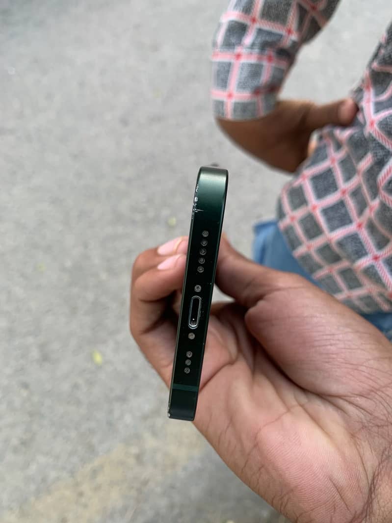 Apple iPhone 13 5