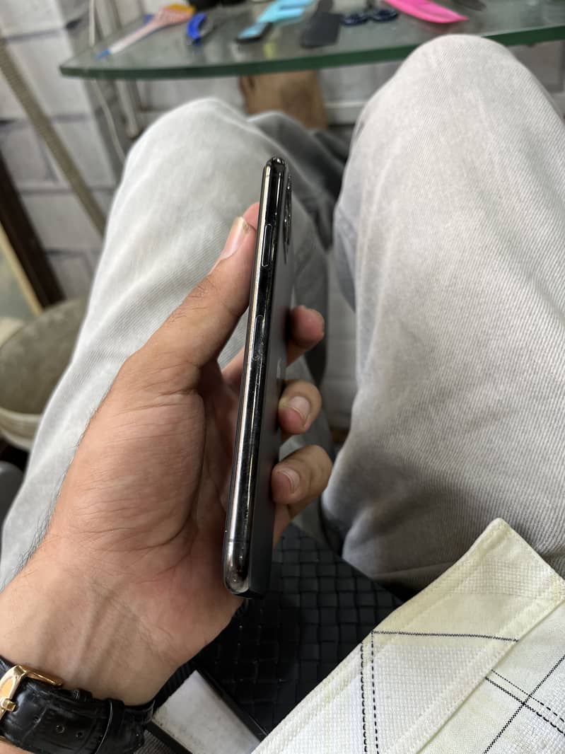 Apple iPhone 11 Pro Max 2