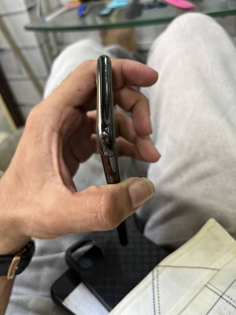 Apple iPhone 11 Pro Max 4