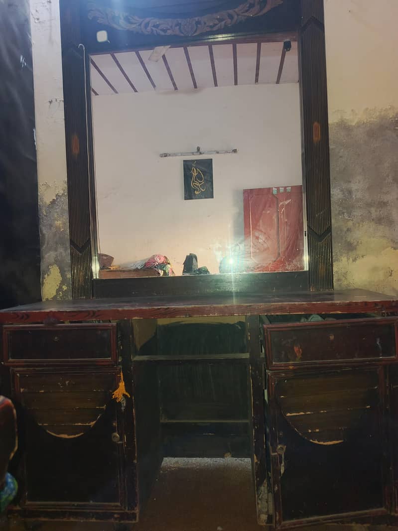 bed and dressing table 0