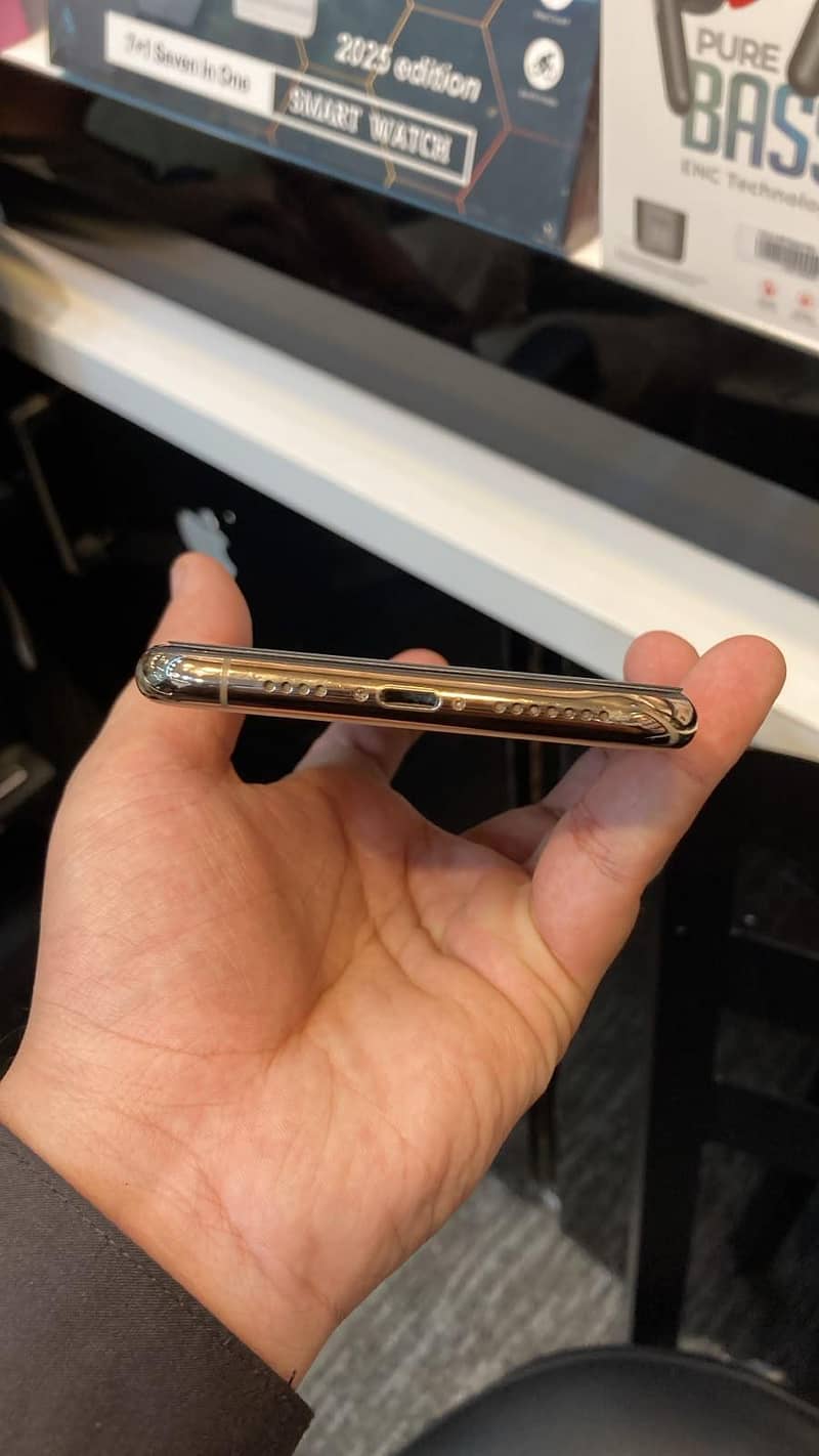 Apple iPhone 11 Pro Max 4