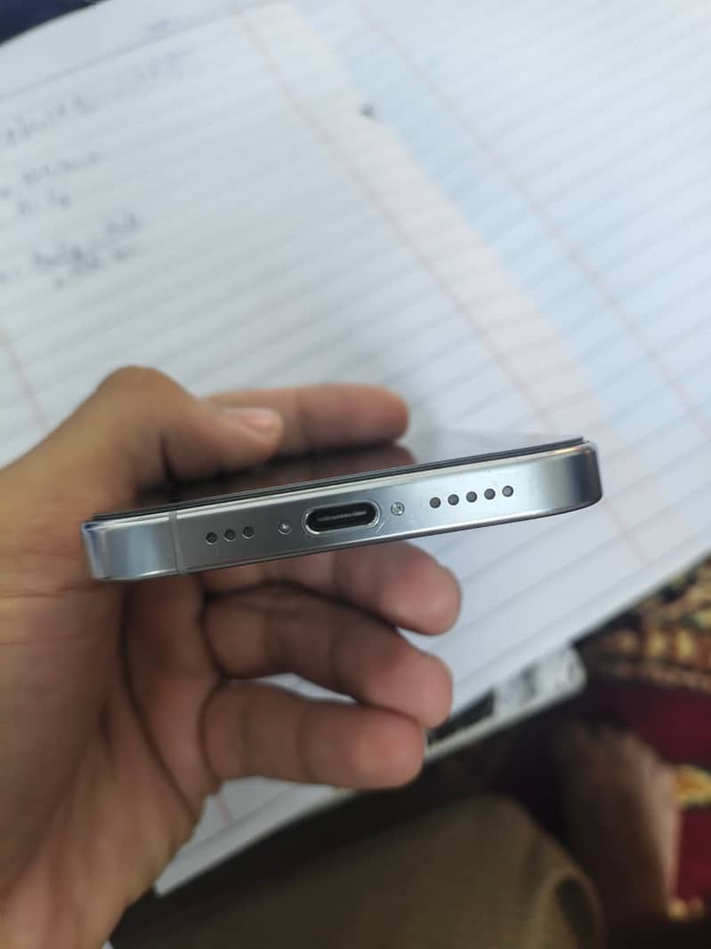 Apple iPhone 16 Pro 1