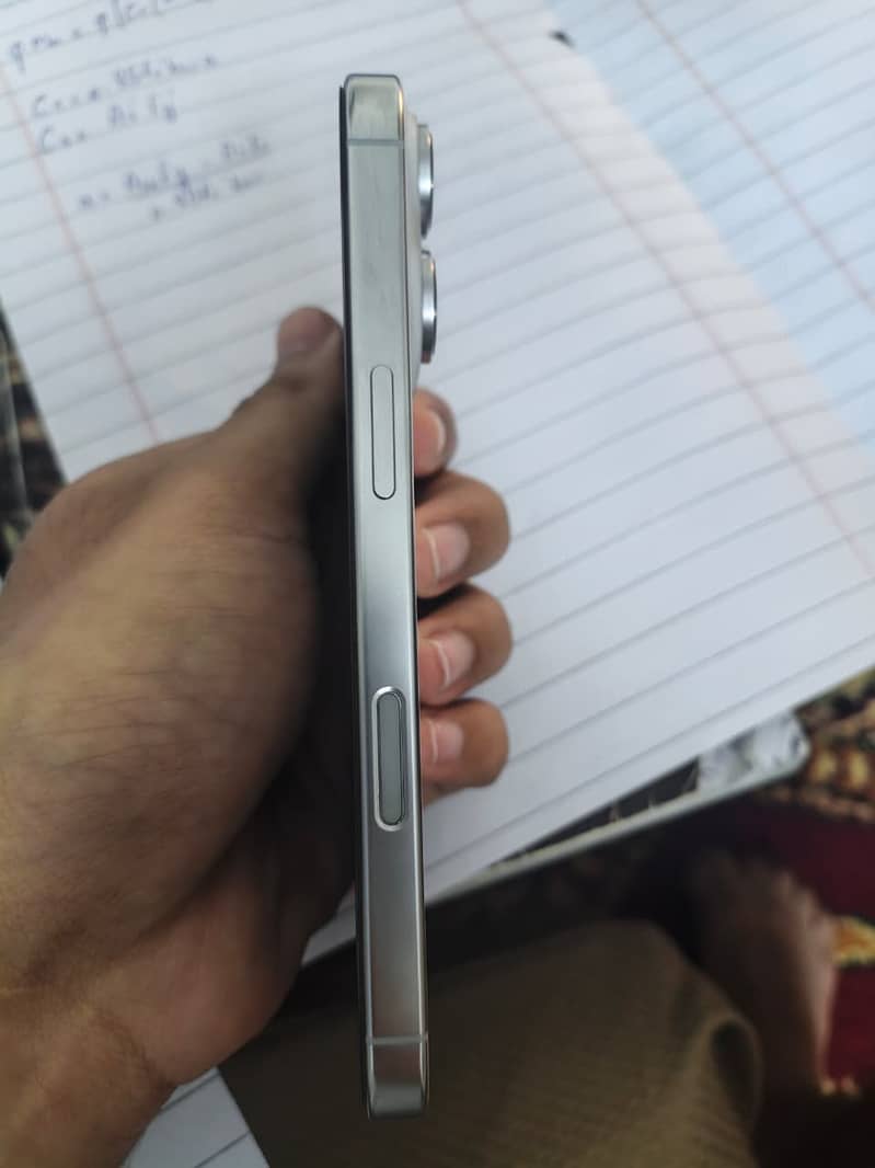 Apple iPhone 16 Pro 3