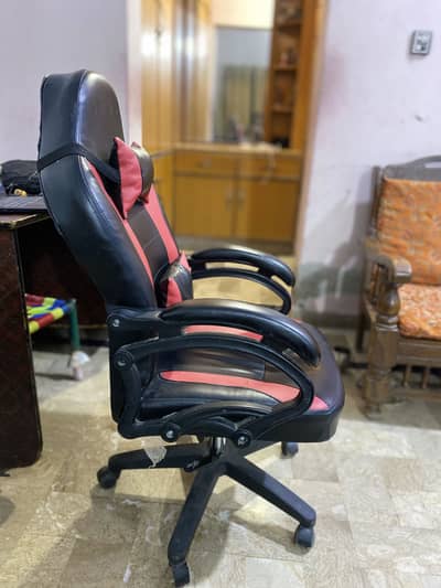 Title: Black & Red Gaming / Executive Office Chair for Sale