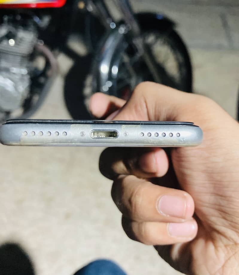 Apple iPhone SE 2020 Second Generation 1