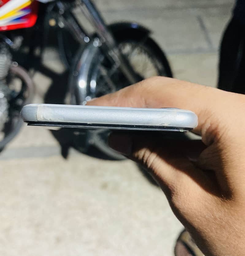 Apple iPhone SE 2020 Second Generation 3