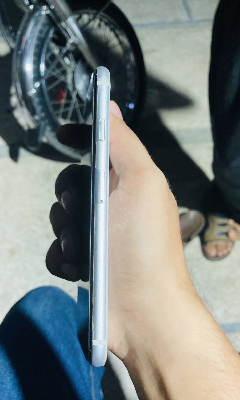 Apple iPhone SE 2020 Second Generation 4