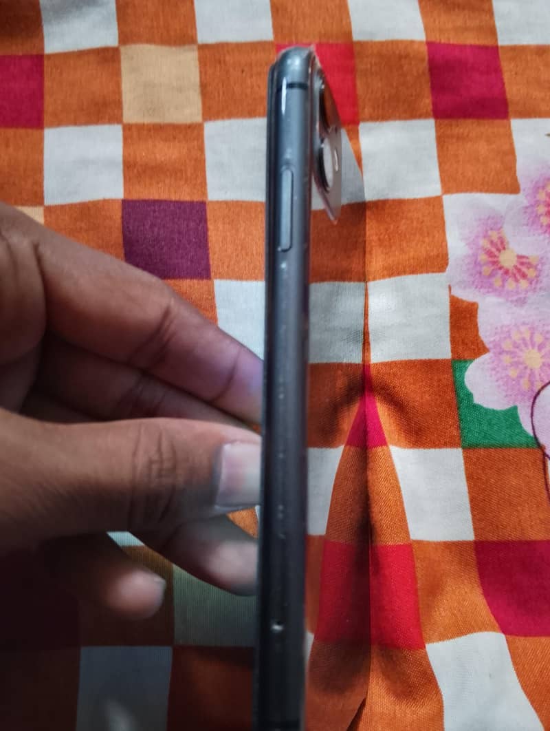 Apple iPhone 11 4