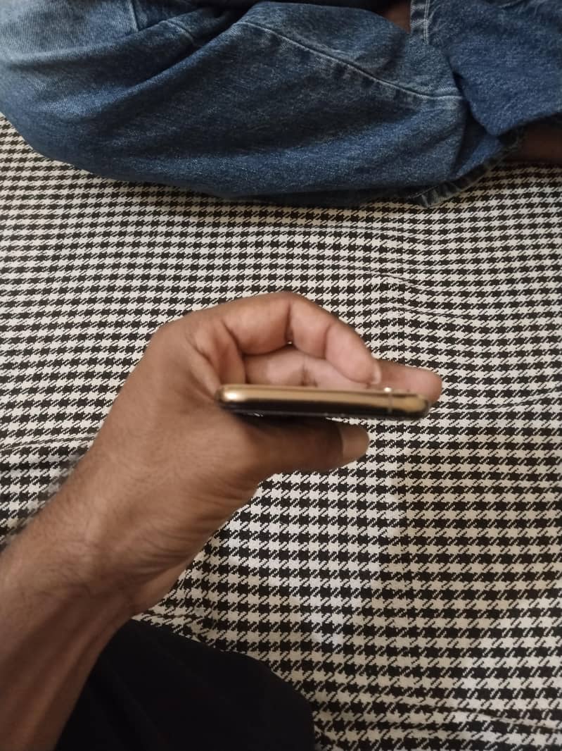 Apple iPhone XS 4