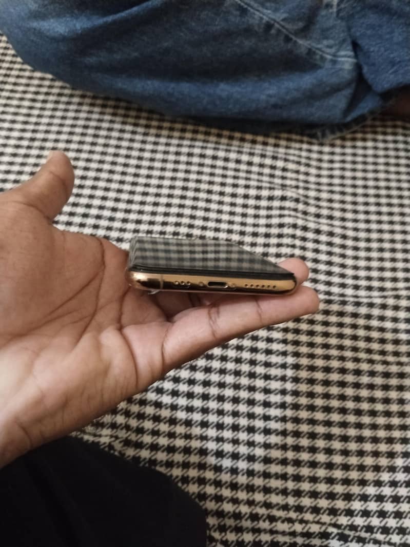 Apple iPhone XS 5