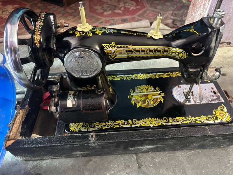 Singer sewing machine for sale 2