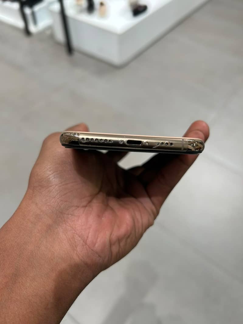 iPhone XS Max 6