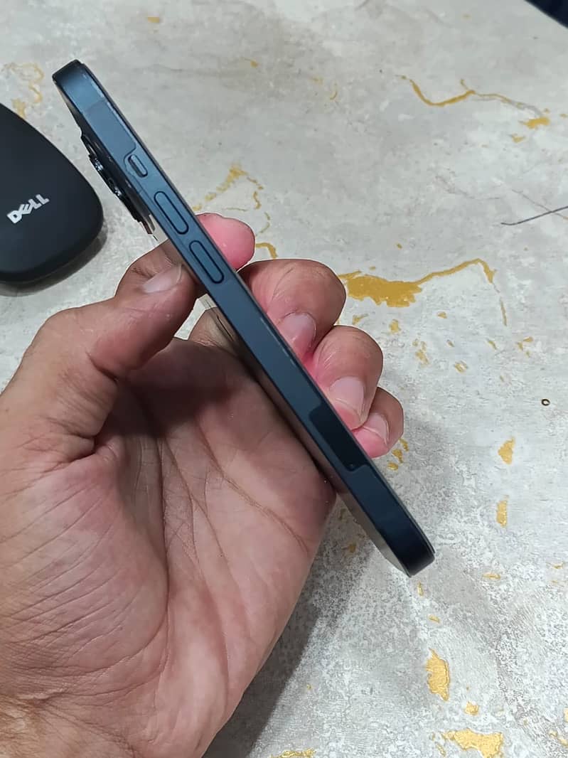 Apple iPhone 13 8