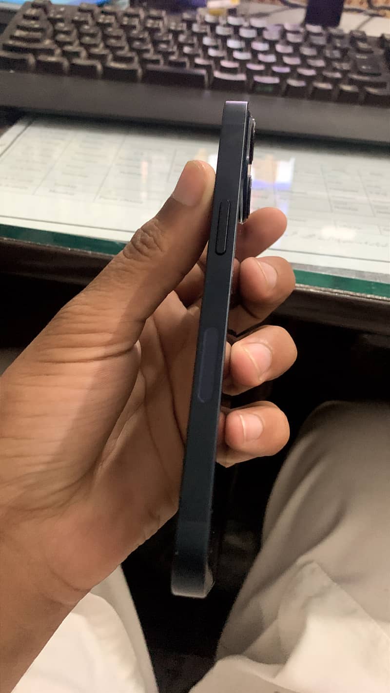 Apple iPhone 13 locked 2