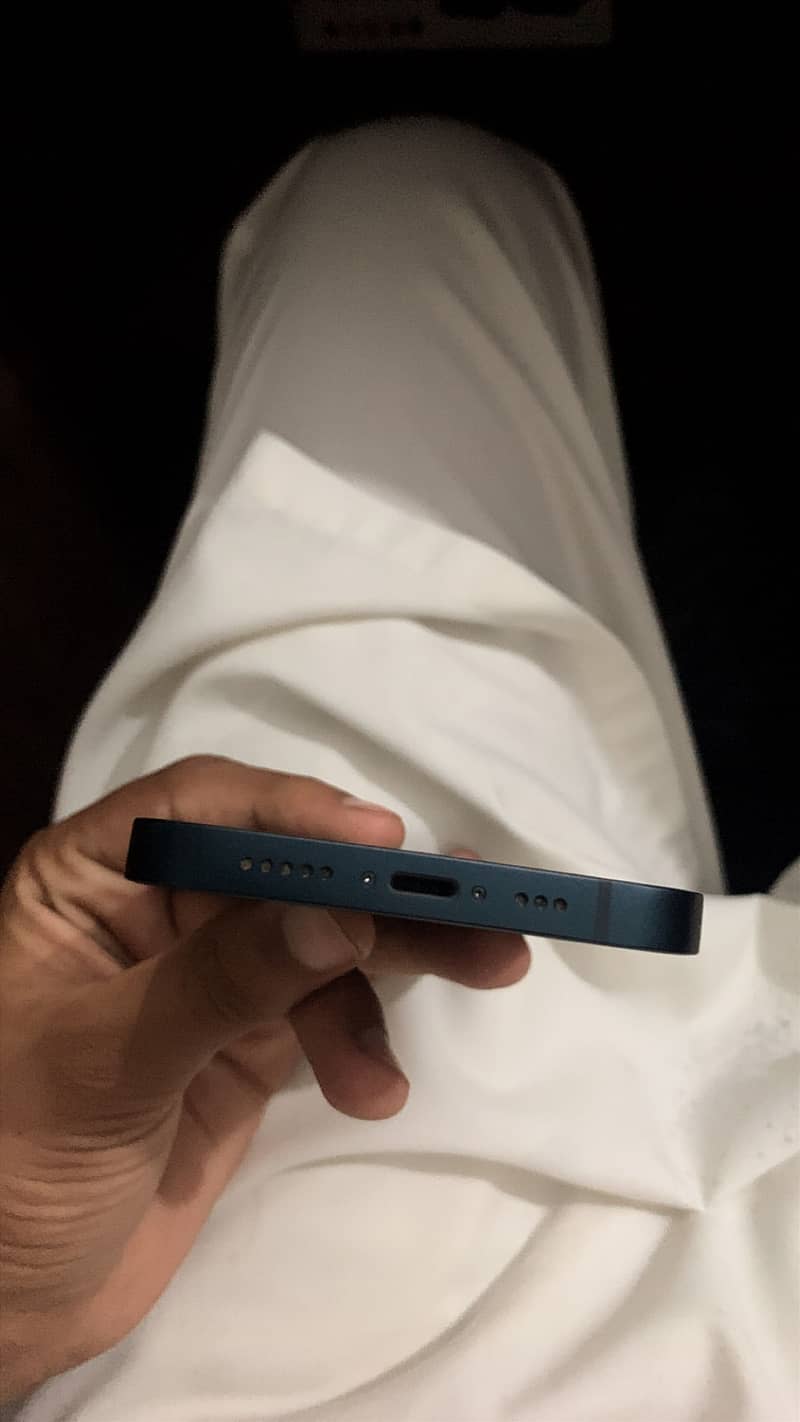 Apple iPhone 13 locked 3