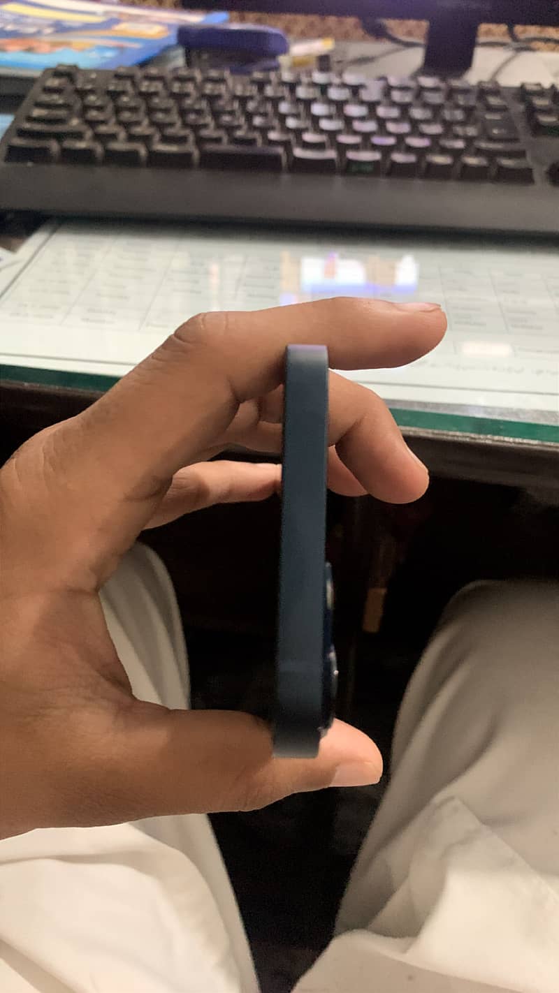 Apple iPhone 13 locked 5