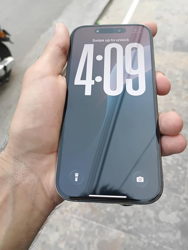 Apple iPhone 16 Pro 1