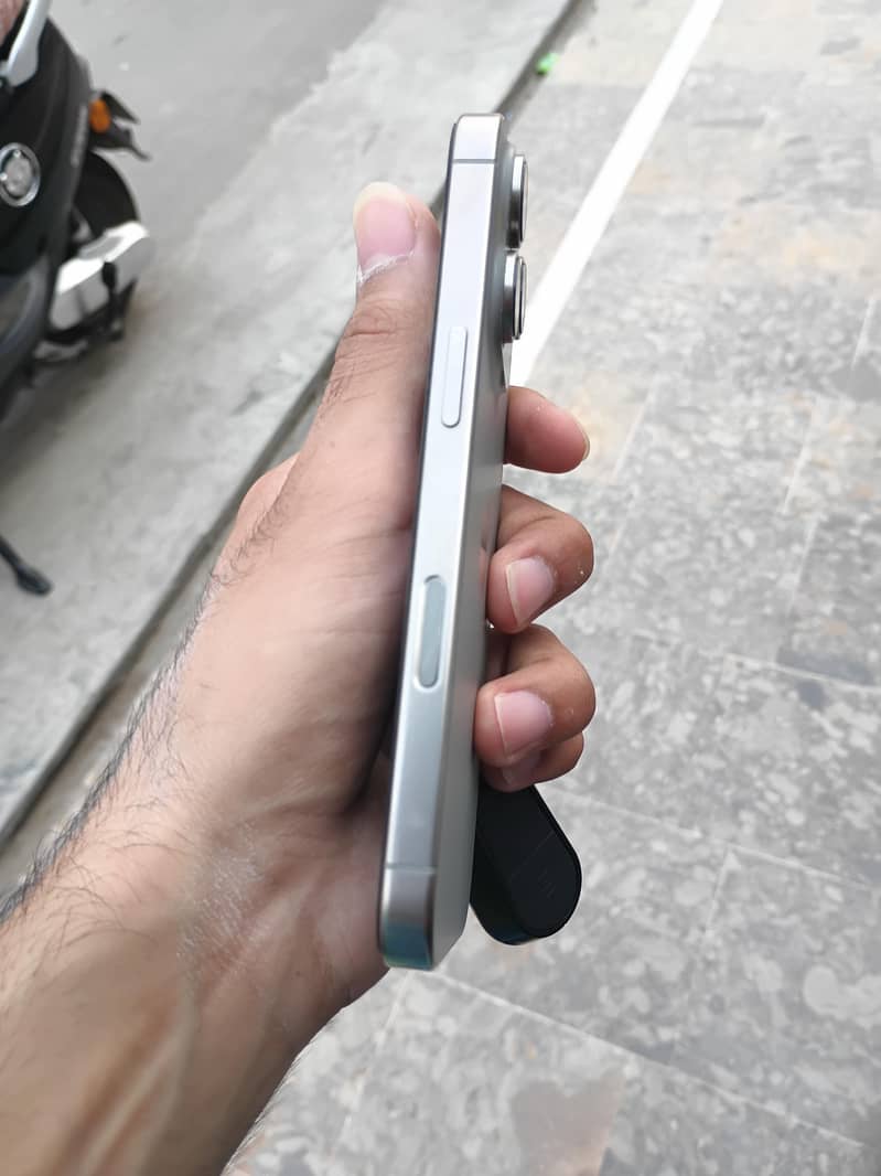 Apple iPhone 16 Pro 2