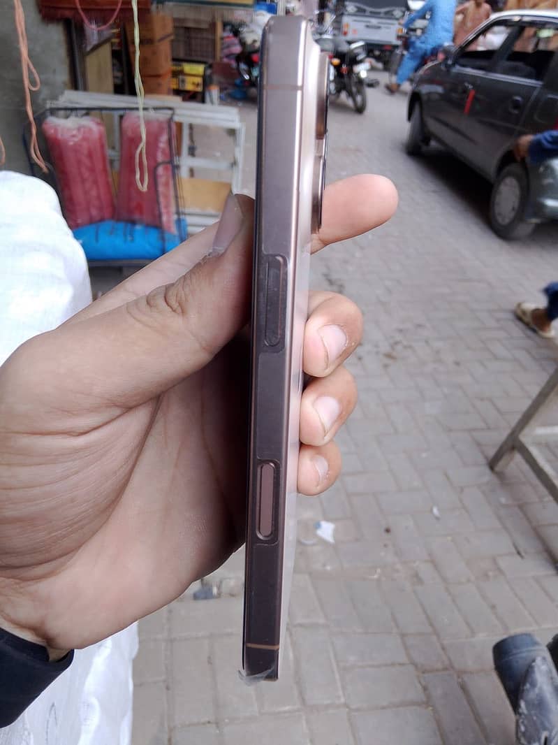 Apple iPhone 16 Pro 1