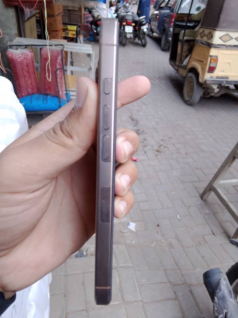Apple iPhone 16 Pro 2