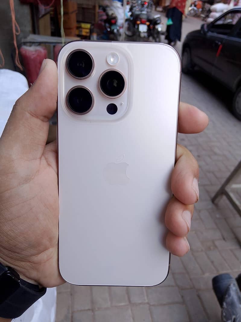 Apple iPhone 16 Pro 3