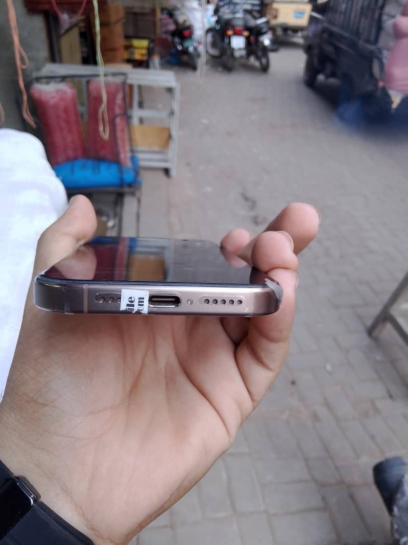 Apple iPhone 16 Pro 4