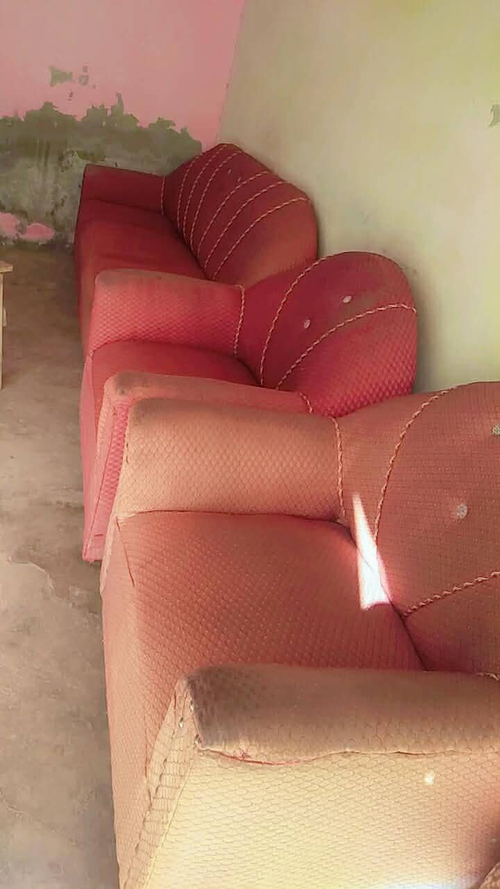 sofa set acchi condition mein 0