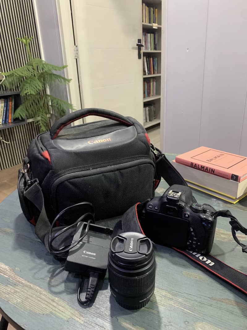 DSLR EOS 700D with basic and 50 mm lens 0