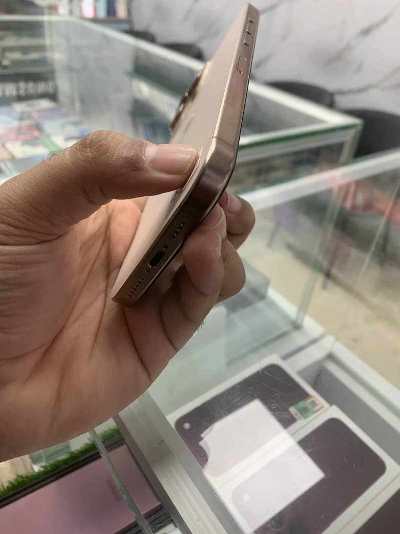 Apple iPhone 16 Pro Max 5