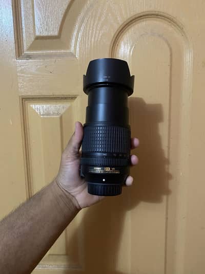 Nikon Af-S 18-140mm ED VR lens with front back cap and hood