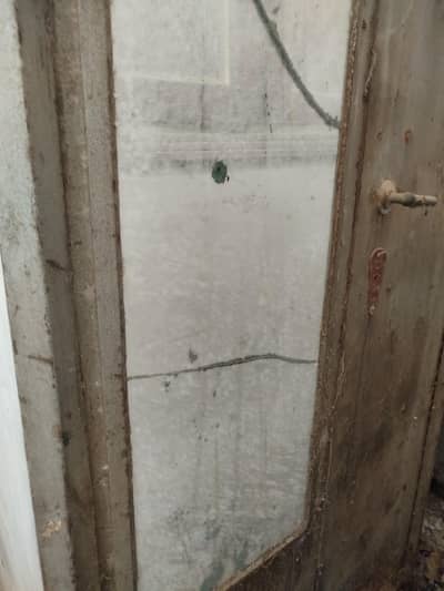 Iron ki Almari / Wardrobe buht wazni hy or under sa good condition