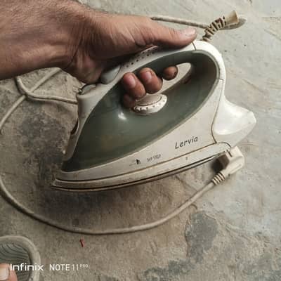 lervia steam iron good condition