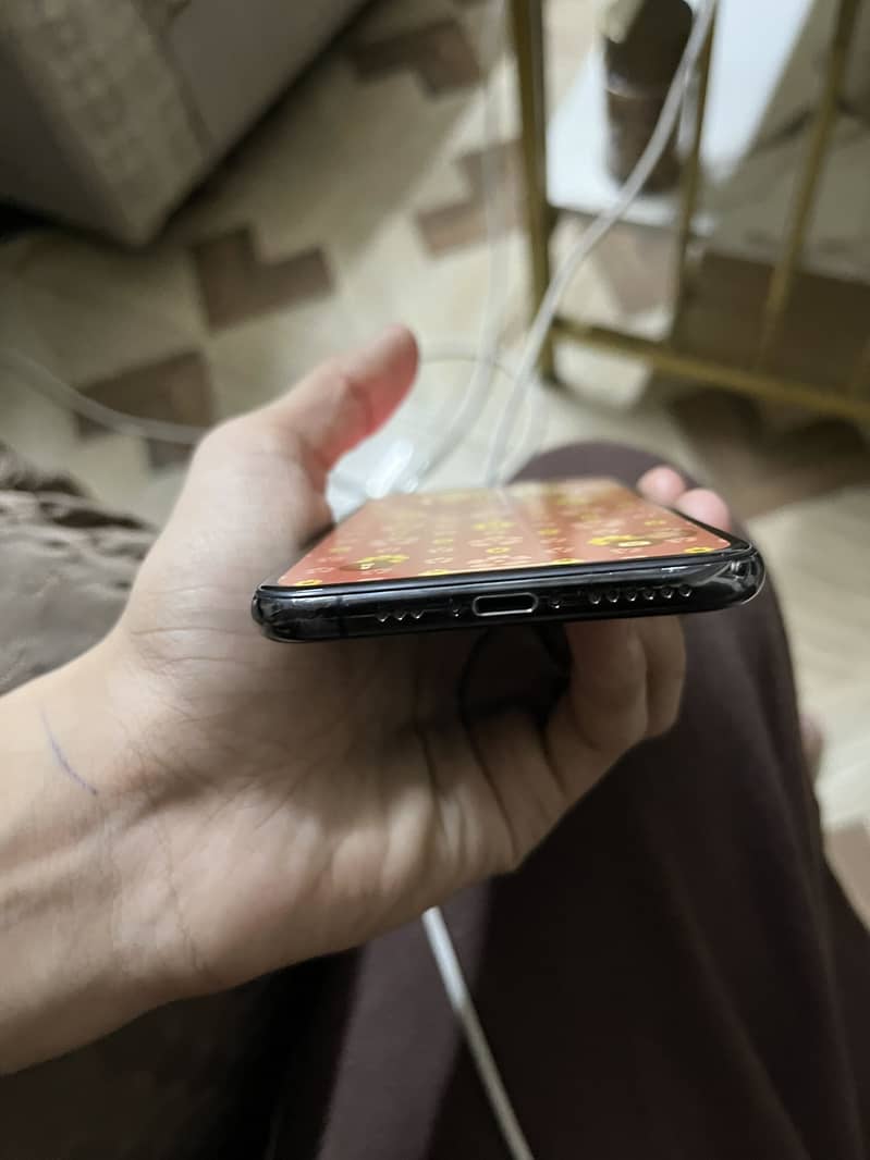Apple iPhone XS 3