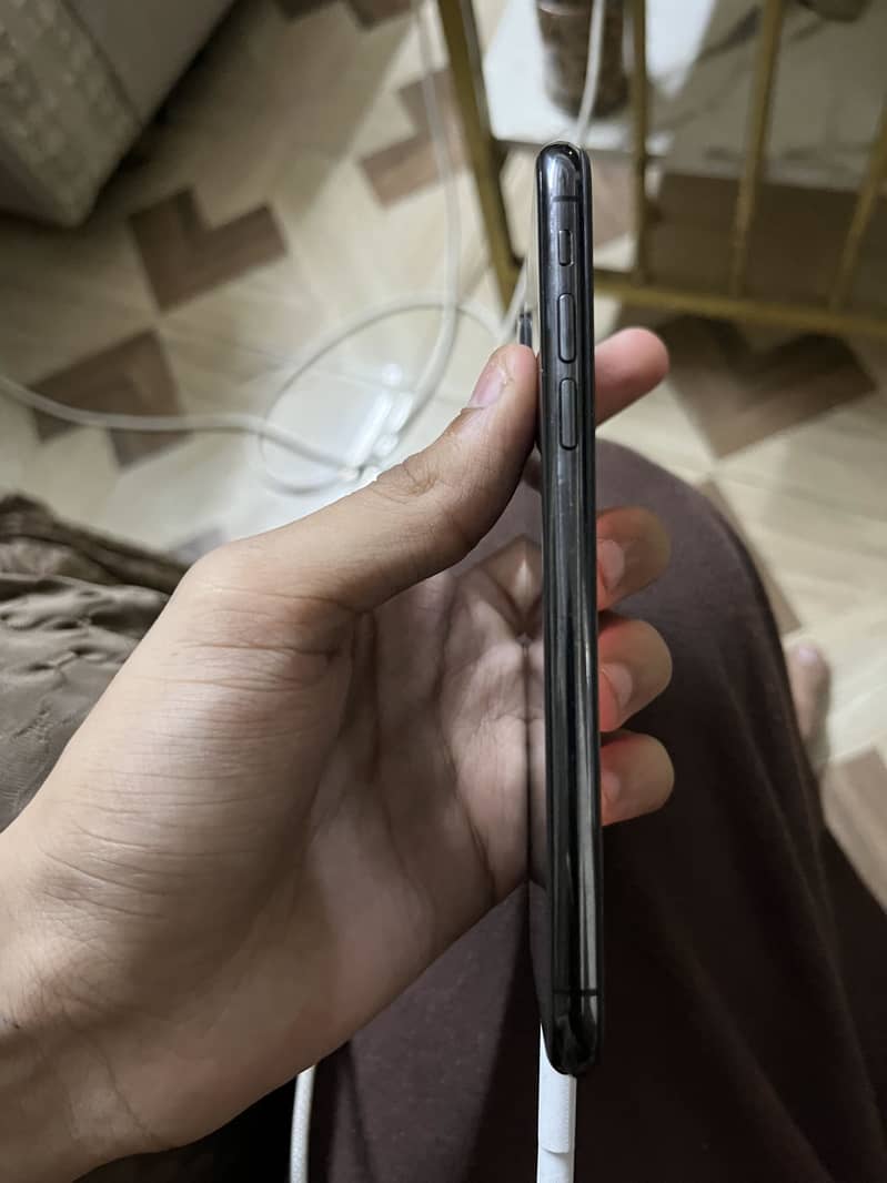 Apple iPhone XS 4