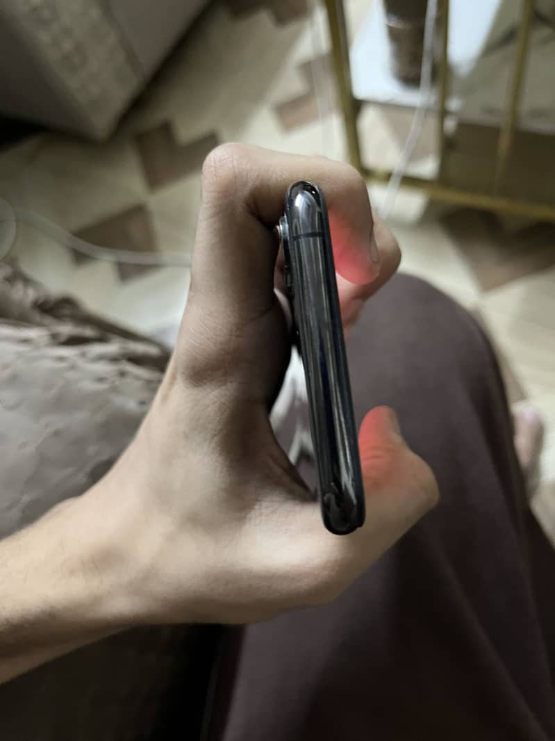 Apple iPhone XS 5
