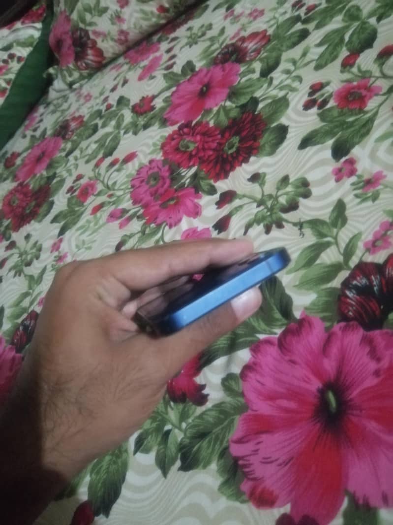 Apple iPhone 12 4